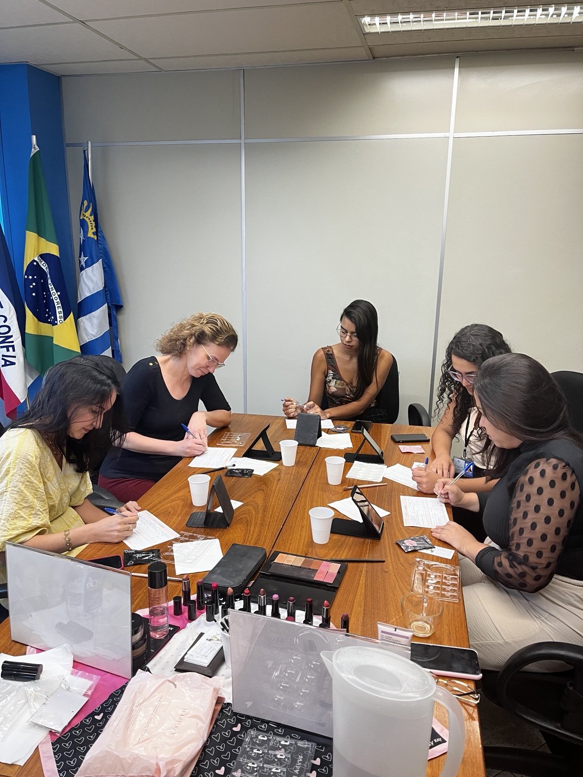 Aula de automaquiagem conduzida por Aline Rainha em uma empresa