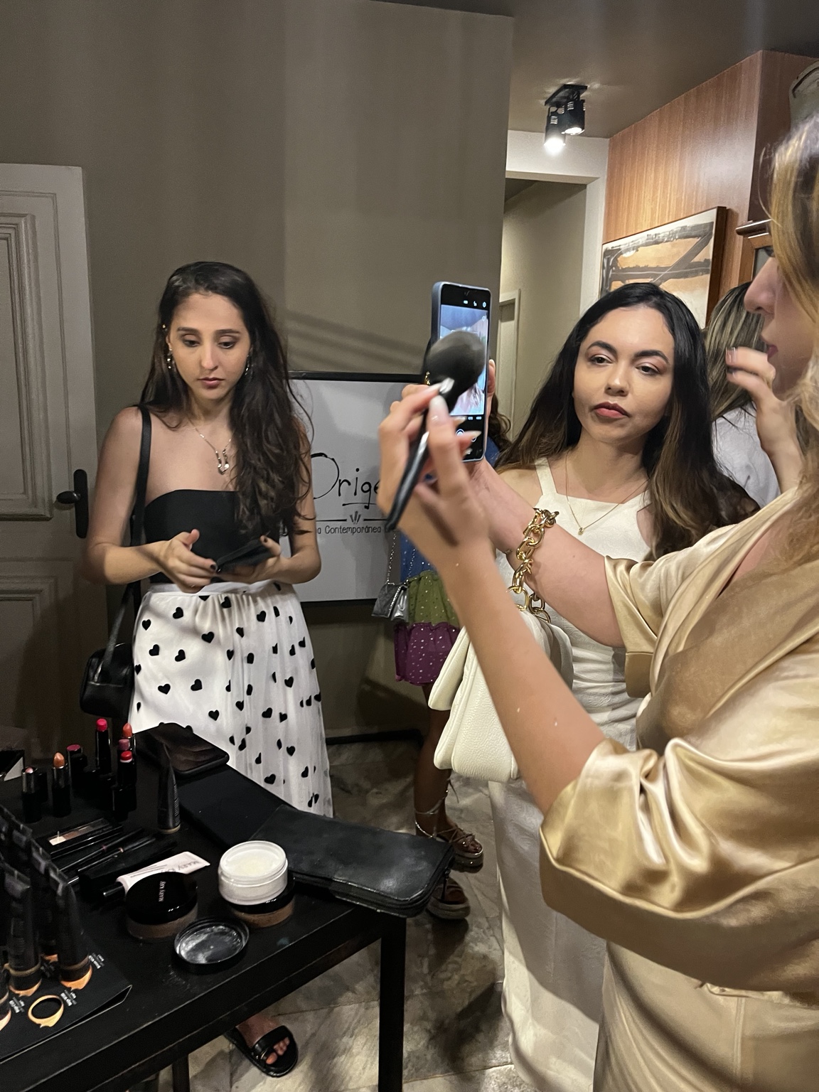 Demonstração de maquiagem e produtos Mary Kay em evento
