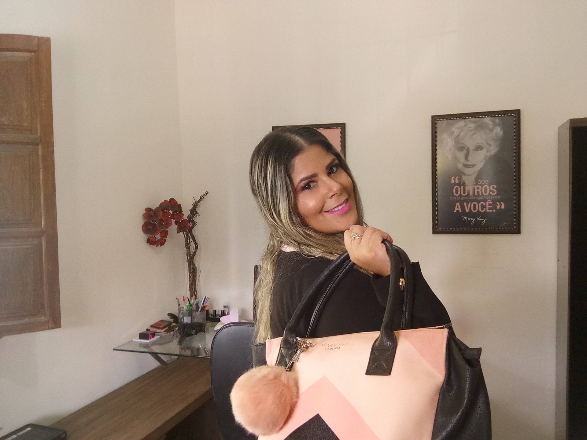 Aline Rainha com sua bolsa Mary Kay